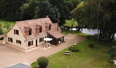 Gîte pour 15 personnes, avec vue sur le lac ainsi que terrasse et jardin dans La Chapelle-d'Aligné