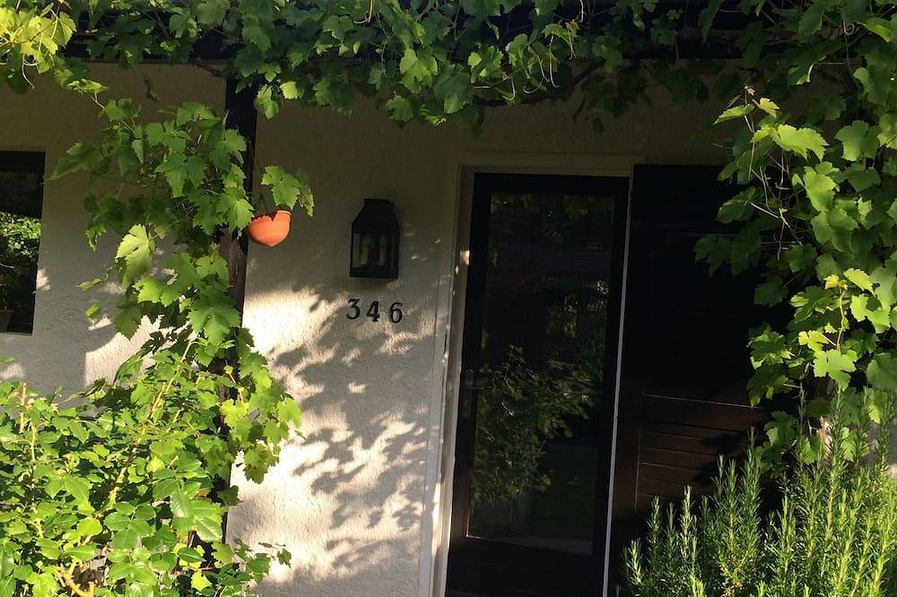 Green house for rent in Savigny-sur-Clairis, Yonne