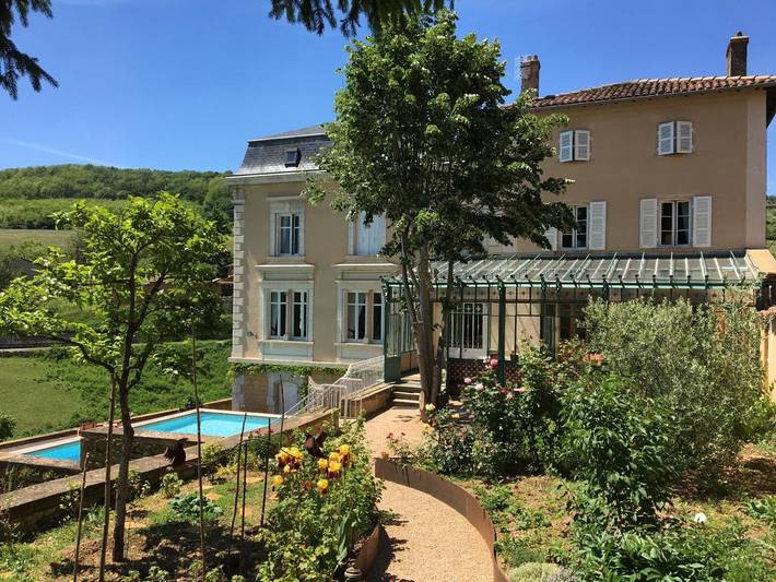 Gîte pour 2 personnes, avec piscine et terrasse ainsi que vue et jardin à Theizé