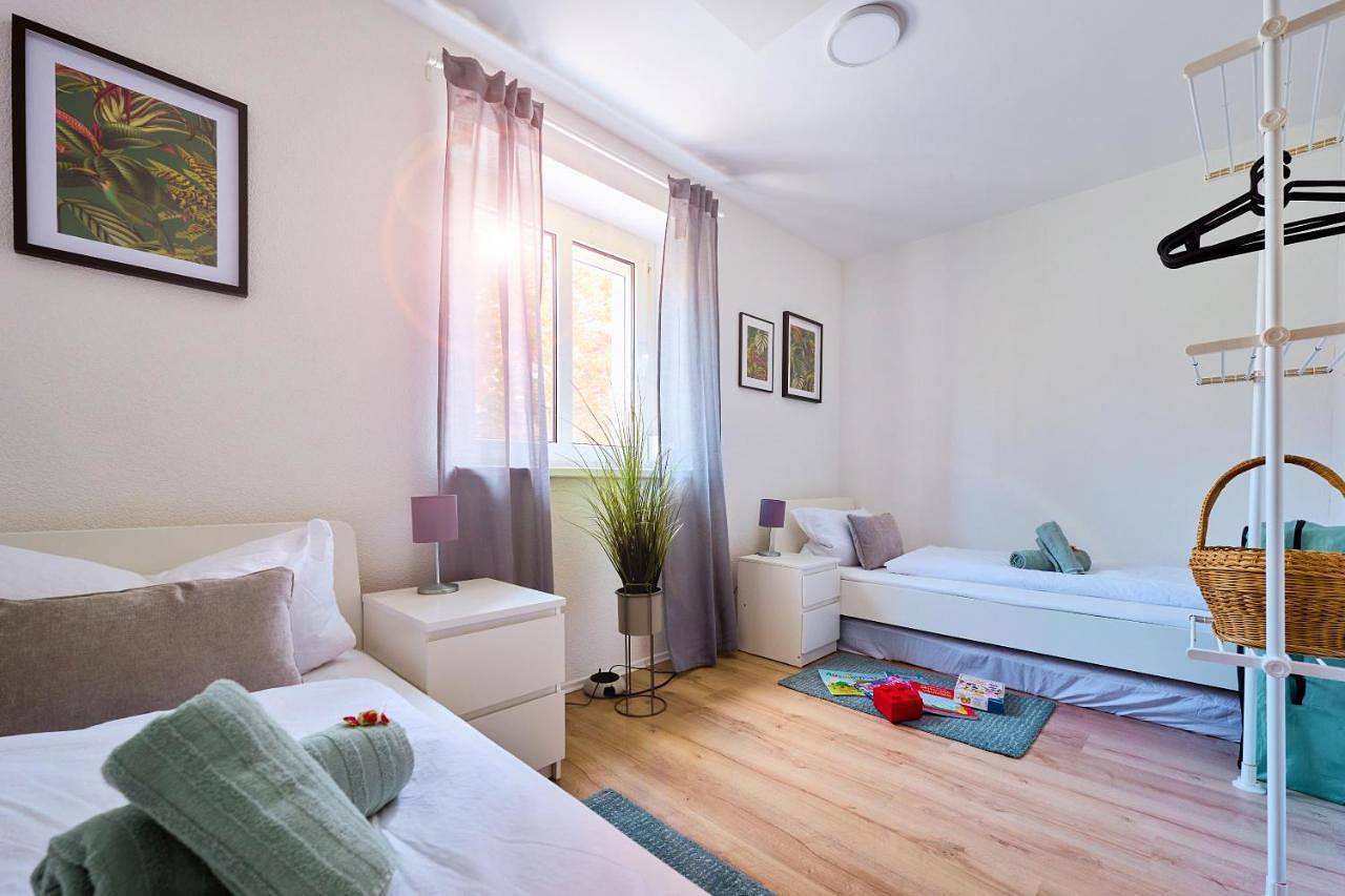 Ganze Wohnung, Praktisch, Zentral, lebendig- Low Budget für Familien, Firmen, Monteure, 3Schlafzimmer, Wlan,Balkon,Parkplatz, Stadtmitte, Legoland, Münster in Neu-Ulm, Bayerisch Schwaben