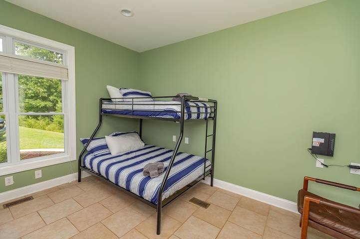 Vacation rental for 40 people, with balcony and hot tub, with pets in Lake Gaston