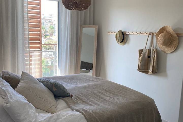 Ganze Wohnung, 27. 2-bedroom apt with balcony, private roof terrace, parking and pool in Golfe-Juan, Vallauris