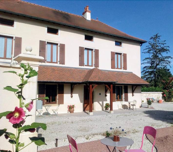 Location de vacances pour 3 personnes, avec Terrasse ainsi que Jardin et Piscine dans Château d'Arcelot