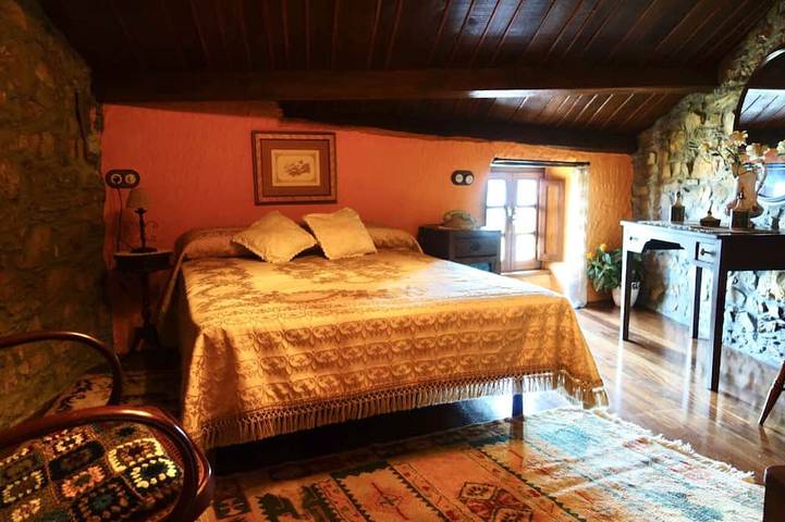 Cozy Cottage with Magical Garden  Overlooking the Beach. in Suegos, Vicedo
