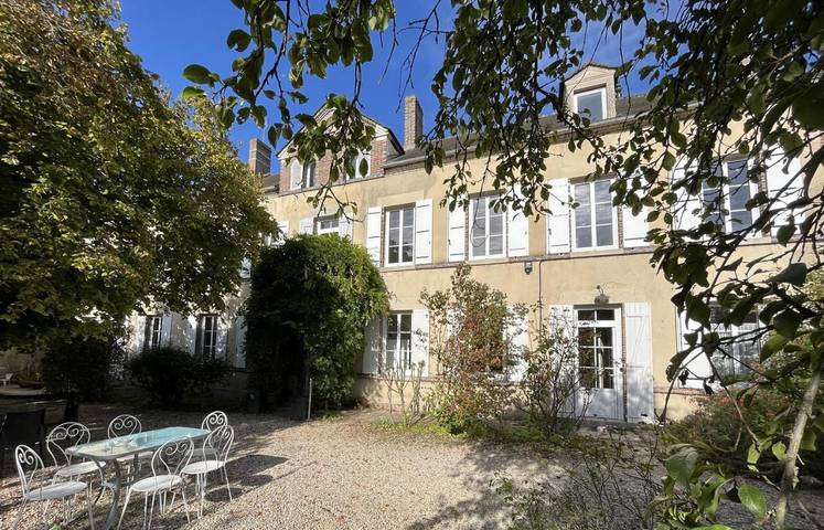 Location de vacances pour 2 personnes, avec Balcon et Terrasse ainsi que Jardin et Piscine à Sormery