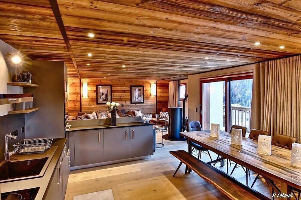 Stunning high end 11 person chalet with garage in the village of Peisey. in Massif de la Vanoise