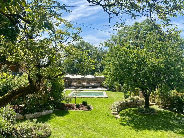 Cottage pour 2 personnes, avec vue ainsi que jardin et piscine, animaux acceptés à Saint-Rabier