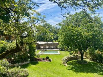 Location de vacances pour 2 personnes, avec vue ainsi que jardin et piscine, animaux acceptés à Saint-Rabier