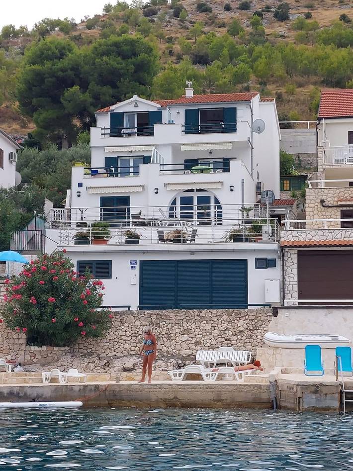 Ganze Wohnung, 1-Zimmer-Ferienwohnung am Strand Sparadici, Sibenik A-23591-e in Grebastica, Šibenik-Knin
