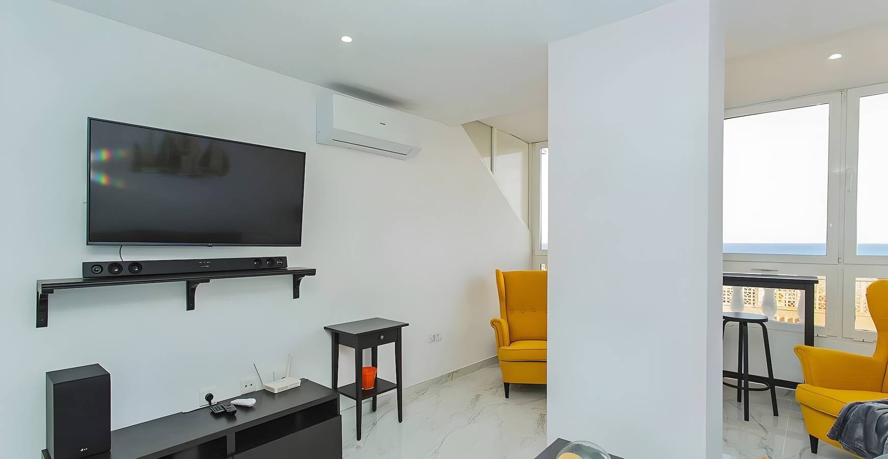 Entire studio, Studio Apartment 'Sea Breeze' with Sea View, Wi-Fi and Air Conditioning in Las Calas, Torrevieja