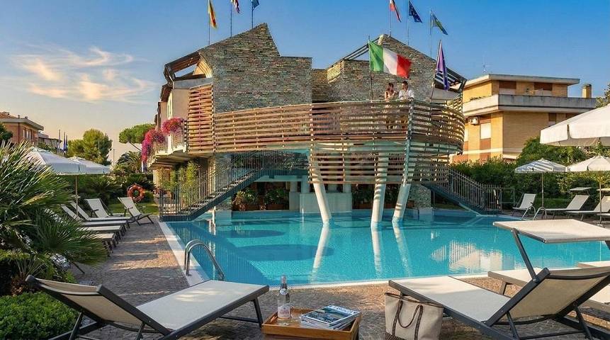 Hotel para 2 personas, con vistas y piscina además de jardín y piscina para niños - 1