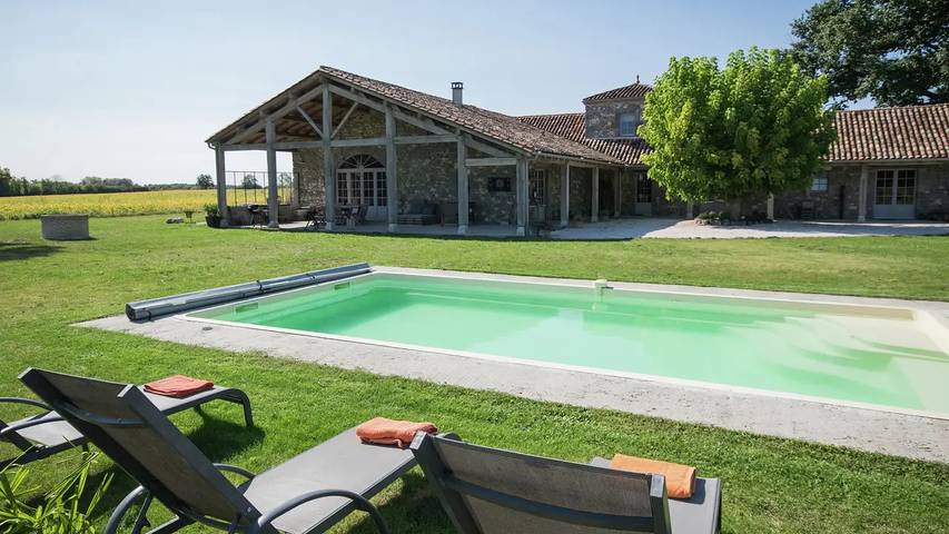 Appartement de vacances pour 13 personnes, avec piscine ainsi que jardin et terrasse, animaux acceptés