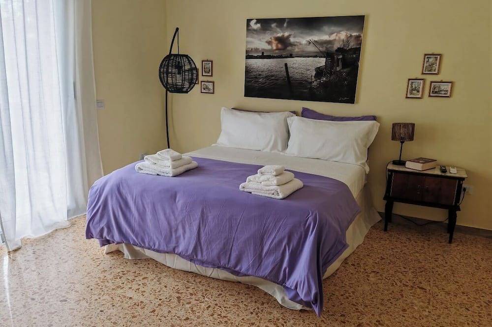 Entire apartment, Just a few steps from the Royal Palace. Free Parking in Caserta, Caserta Province