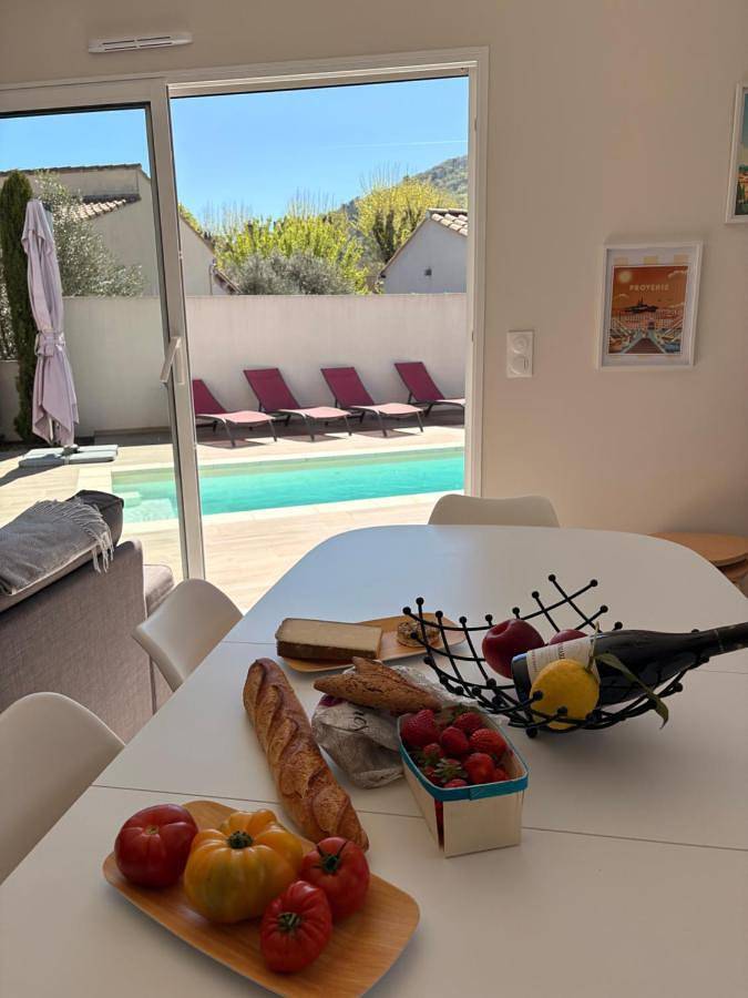 Location de vacances pour 8 personnes, avec jardin et vue ainsi que piscine et bassin pour enfant à Alleins - 2