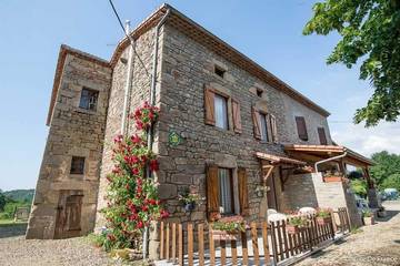 Gîte pour 4 personnes, avec balcon et jardin à Ceilloux