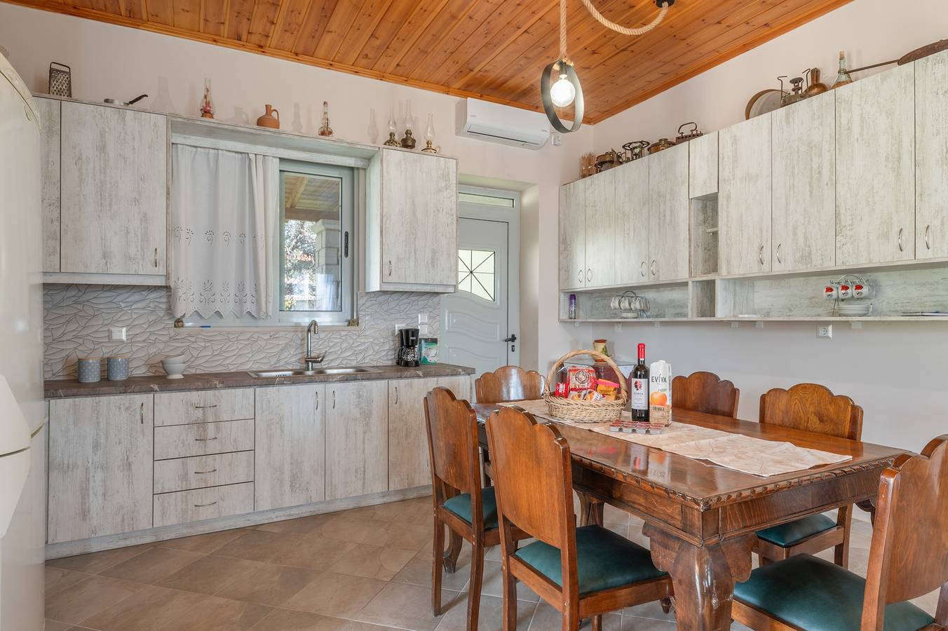 „Angelina's House“ mit Bergblick, privater Terrasse und Klimaanlage in Messenien