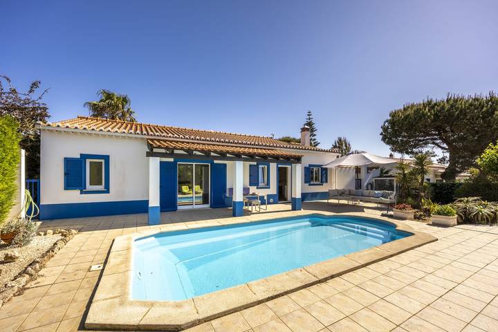 Location de vacances pour 8 personnes, avec Terrasse ainsi que Jardin et Piscine à Aljezur
