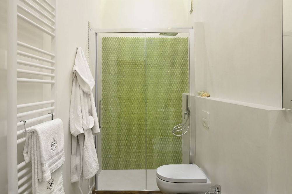 Suite Rosso di Sera with A/C and Private bathroom-  Villa le Facezie B&B in Terranuova Bracciolini, Valdarno