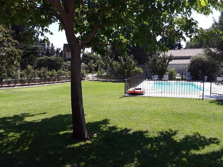 Location de vacances pour 8 personnes, avec piscine ainsi que vue et jardin à Travaillan - 3