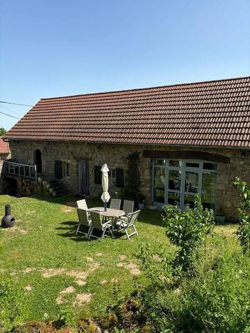 Gîte pour 6 personnes, avec jardin et vue, adapté aux familles dans La Vineuse sur Fregande