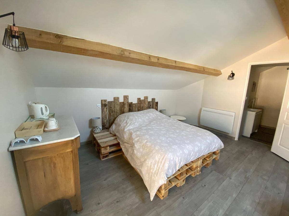 Double Room with Private Bathroom in Fontainebrux, Jura