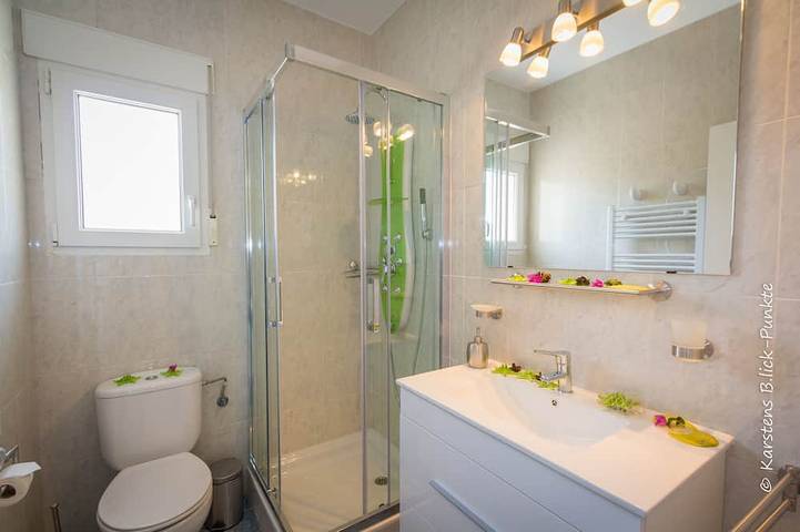 Villa de luxe Inge 400 sur la plage, grand jardin, pr. Piscine chauffée, climatisation, BBQ, terrasse, WiFi in Almadrava, Costa Blanca