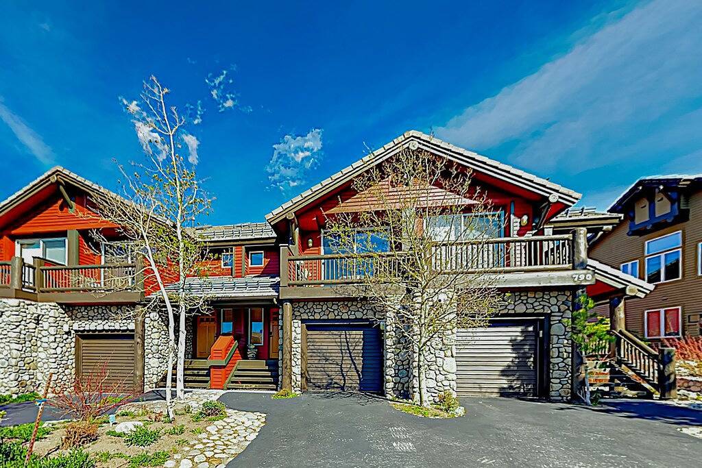 Ganze Wohnung, Mountain View Condo in Old Mammoth w/ Balcony, Fireplace & 3 Shared Hot Tubs in Old Mammoth, Mammoth Lakes