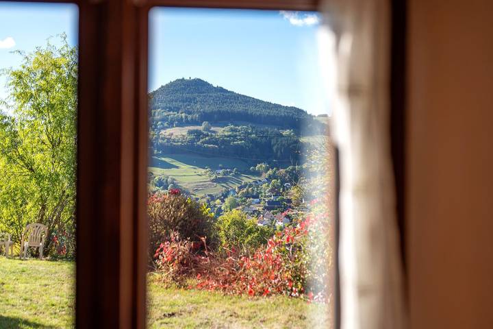 Cottage 'Gîte Sur Le Mont' met bergzicht, privéterras en wifi in Lapoutroie, Parc naturel régional des Ballons des Vosges