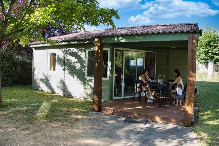 Camping pour 5 personnes, avec Terrasse ainsi que Jardin et Piscine