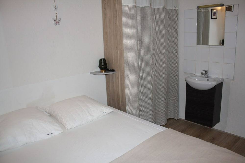 Calm, relaxation, private pool in Cabrières-d'Avignon, Parc naturel régional du Luberon