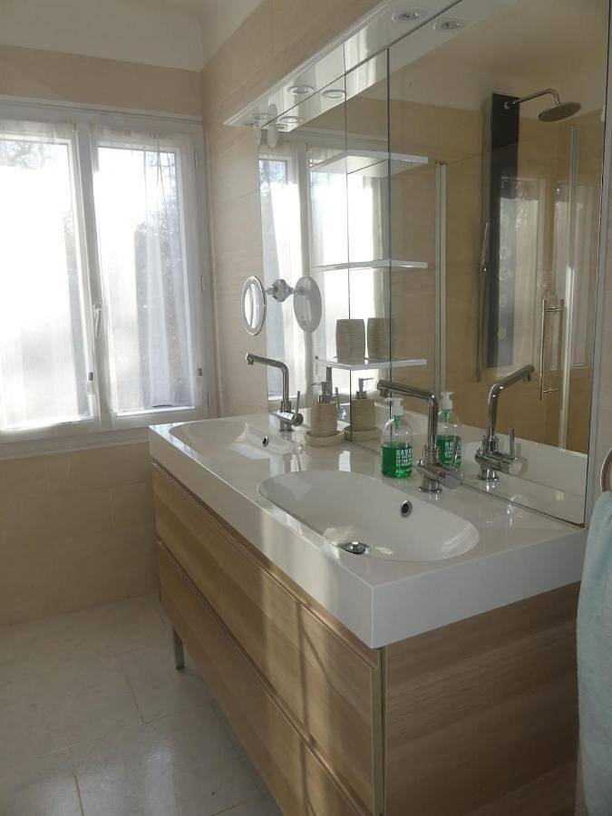 Location de vacances pour 6 personnes, avec Balcon et Terrasse ainsi que Jardin et Vue à Nans-les-Pins - 4