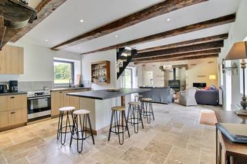 Gîte pour 12 personnes, avec jardin et jacuzzi ainsi que sauna et terrasse à Sainte-Brigitte