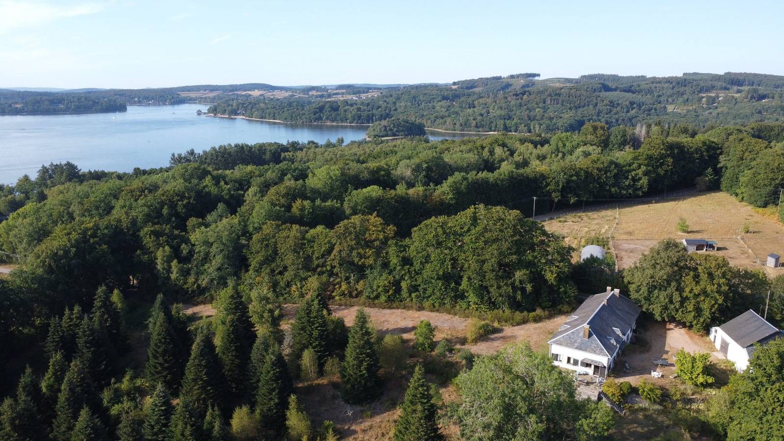 Chambres individuelles, cuisine et salon partagés - Chambre jaune in Moux-en-Morvan, Lac des Settons