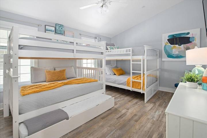 Vacation home for 15 people, with pool and balcony in Ocean City