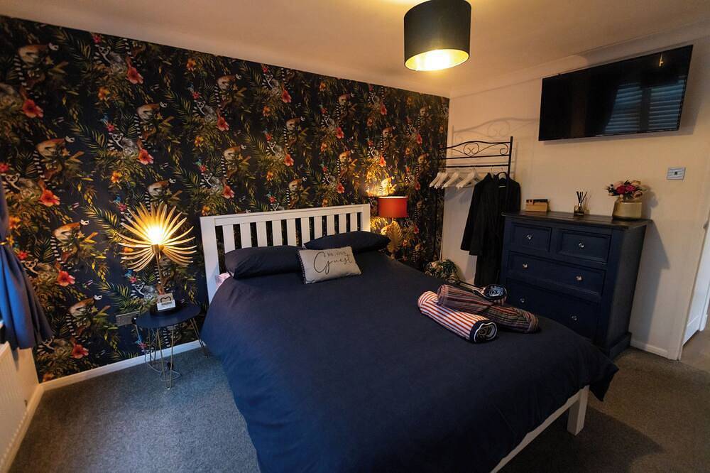 Quirky bungalow on coastal walk with distant sea views. Fully secure garden. in Herne Bay, Kent