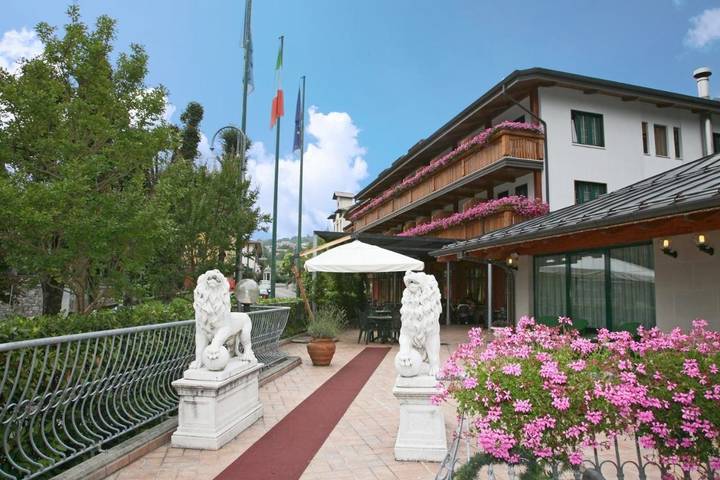 Appartamento, con Idromassaggio e Terrazza nonché Giardino e Piscina a Arta Terme