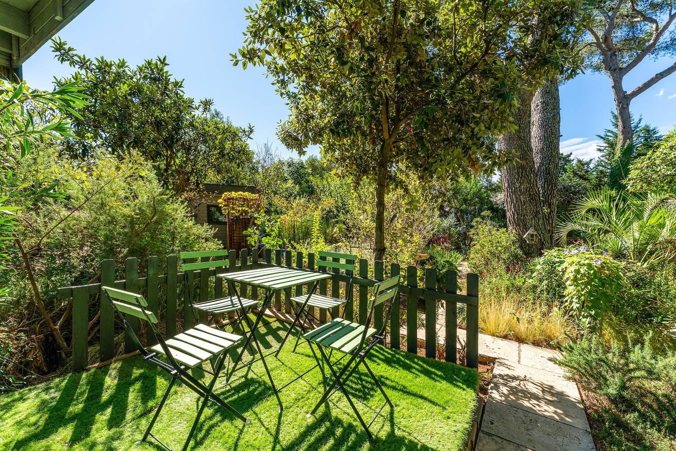 Bed and Breakfast 'Bleu' with Shared Pool, Private Terrace and Air Conditioning in Nîmes, Nimes region