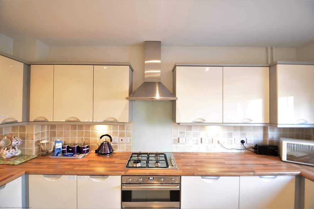 Light, modern townhouse with patio, a minute from beach; child- and pet-friendly in Goring-by-Sea, Worthing