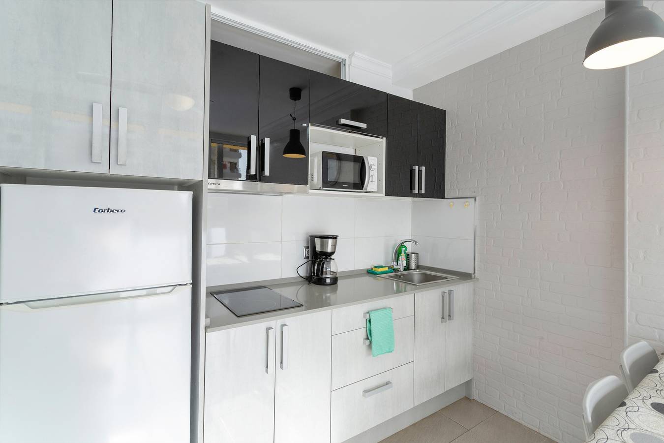 Entire apartment, Vacation 'Unit C' with Shared Pool, Shared Terrace, and Wi-Fi in Maspalomas, San Bartolomé de Tirajana