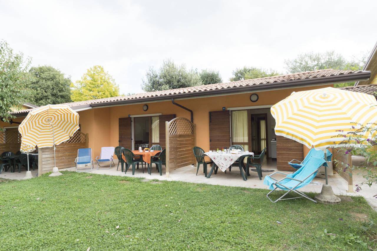 Apartamento entero, Ferienanlage Piani di Clodia Zweizimmer-Bungalow Bilo Amore für 4 Personen in Lazise, Montañas Garda