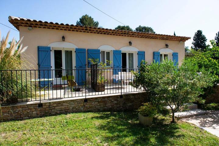 Location de vacances pour 2 personnes, avec vue ainsi que jardin et piscine à Roquevaire - 3