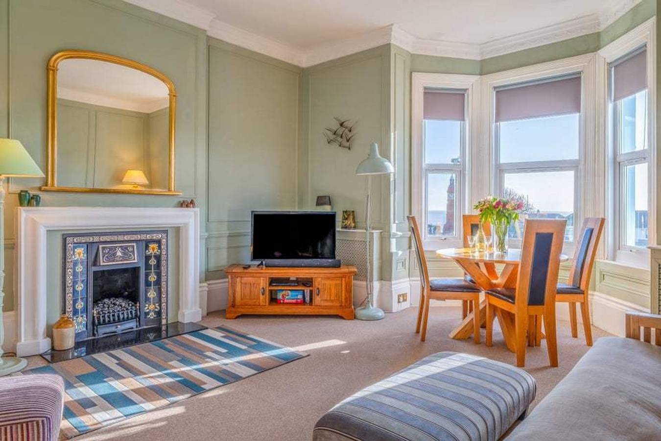 Entire apartment, The Bowling Green  Sea Views in Central Seaton in Seaton, Devon