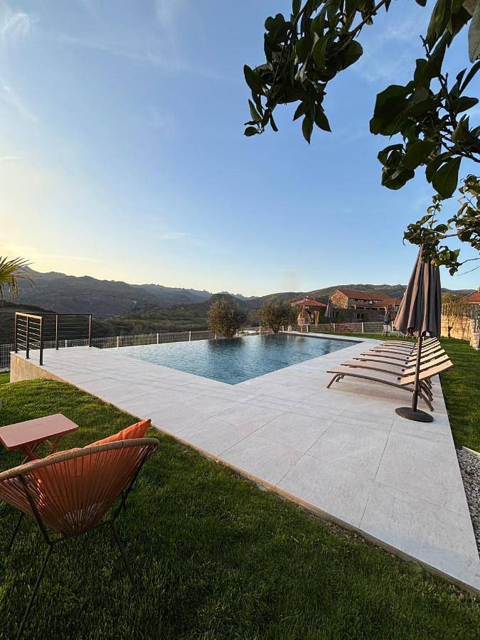 Location de vacances pour 2 personnes, avec Terrasse et Jardin ainsi que Bassin pour enfant et Piscine dans Paredes Do Rio