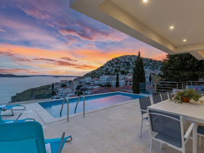 Villa pour 10 personnes, avec balcon ainsi que jacuzzi et piscine à Drage (Pakoštane)