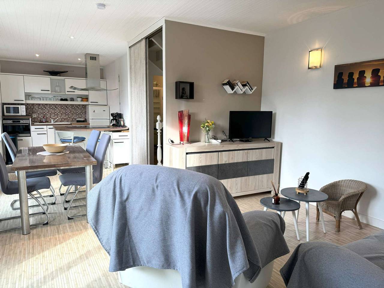 Seaside House with Wifi, Veranda, and Parking – 320m from the Beach in Trégastel in Trégastel, Pink Granite Coast