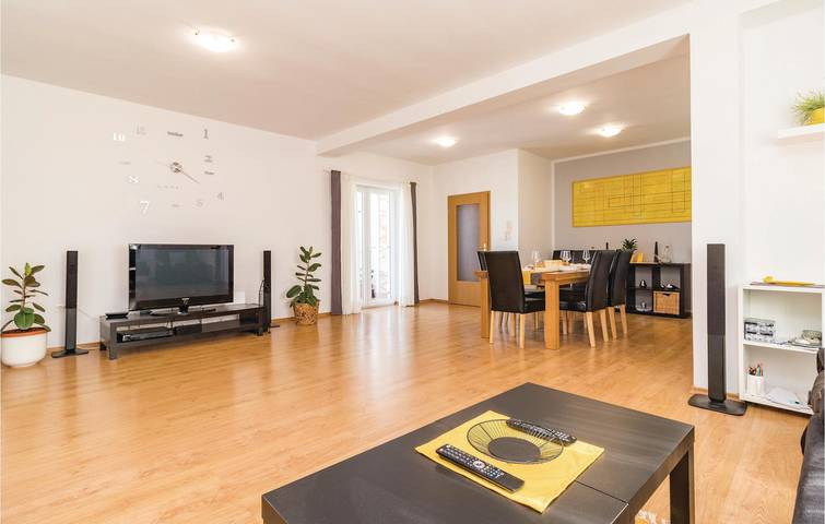 Geräumige 135 m² große Wohnung mit Terrasse, WLAN und Parkplatz in der Nähe des Flughafens Pula in Valtura, Südküste Istrien