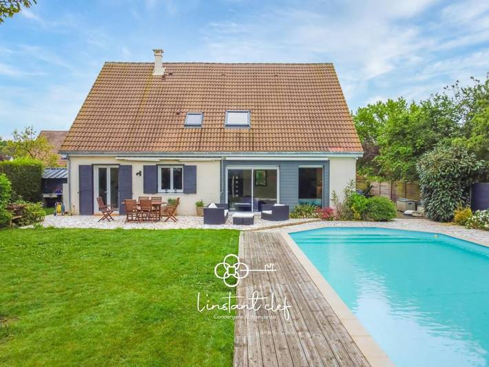 Location de vacances pour 8 personnes, avec jardin ainsi que vue et piscine à Saint-Pavace
