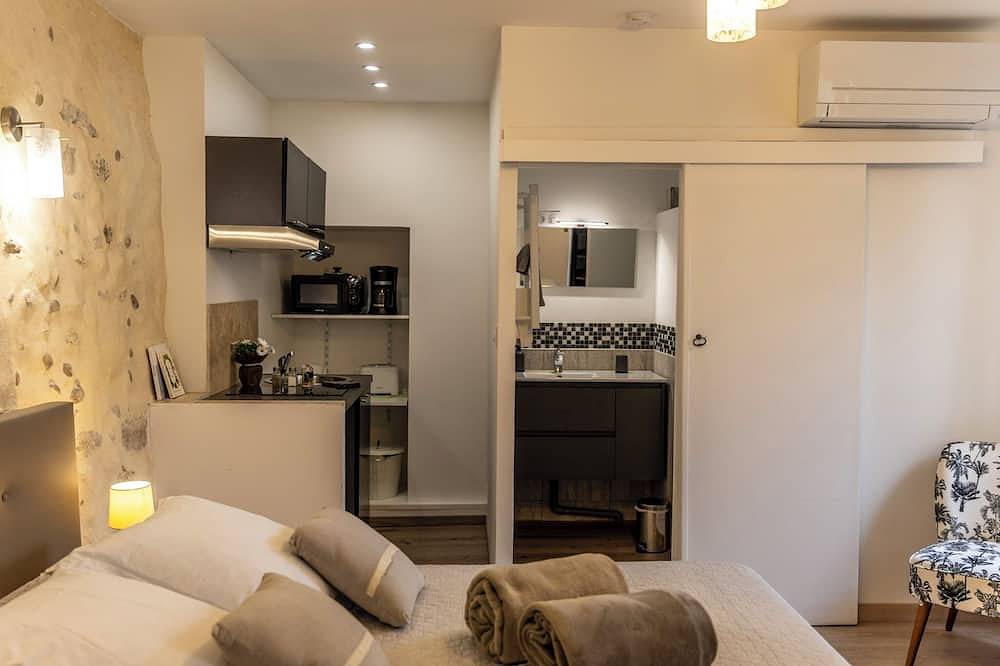Entire apartment, Charming modern apartment in a quiet Provencal house in Eyragues Alpilles in Eyragues, Arles region