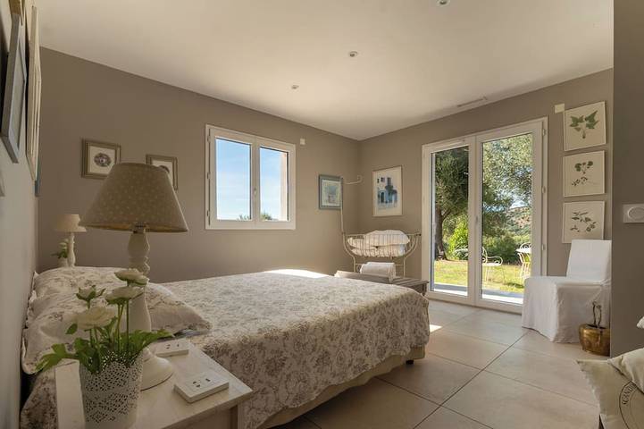 Neue Villa mit beheiztem Privatpool u. Panoramablick auf Meer u. Berge in Serra-di-Ferro, Ajaccio und Umgebung