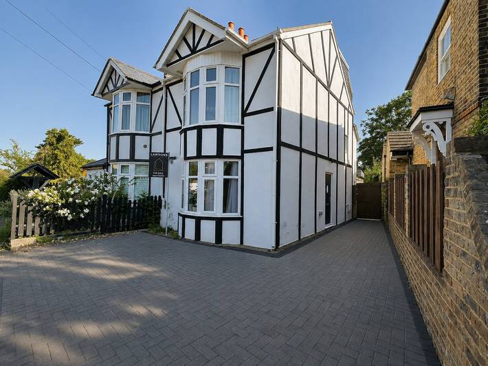 Perfect Booking | Modern 4-Bed Home with Garden in Windsor, Berkshire